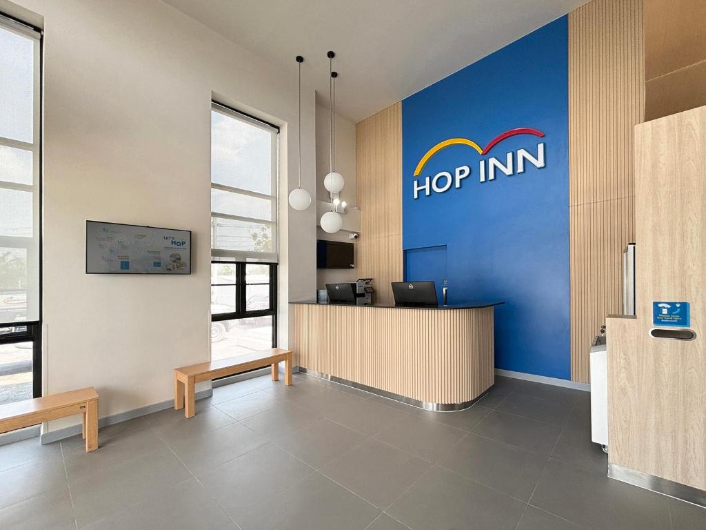TV a/nebo společenská místnost v ubytování HOP INN Prachuap Khiri Khan