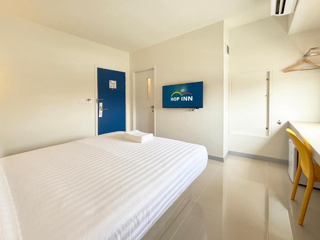 Postel nebo postele na pokoji v ubytování HOP INN Prachuap Khiri Khan