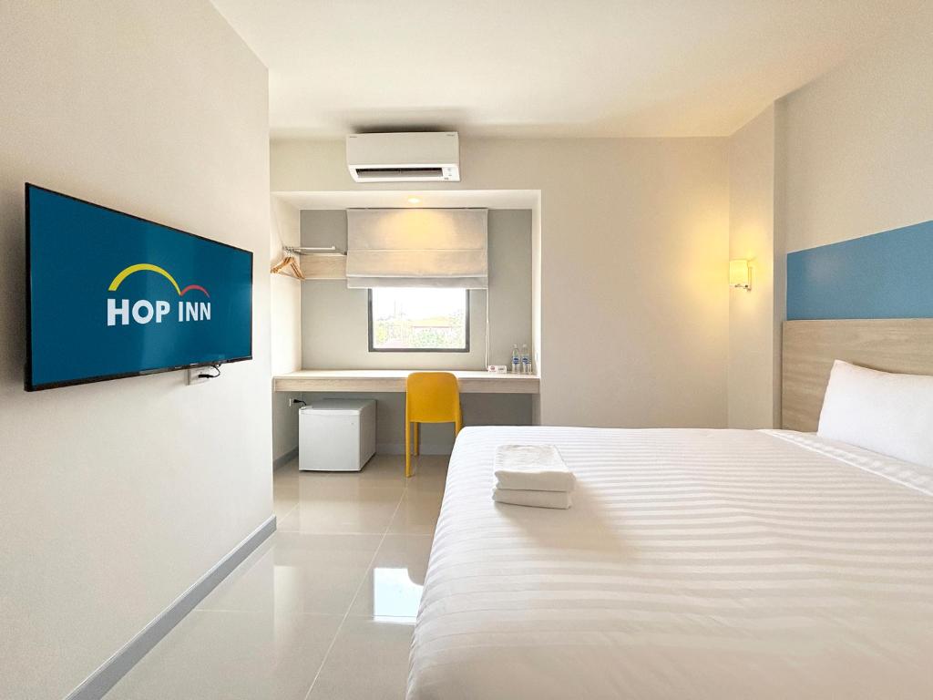 Postel nebo postele na pokoji v ubytování HOP INN Prachuap Khiri Khan