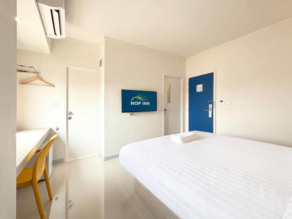 Postel nebo postele na pokoji v ubytování HOP INN Prachuap Khiri Khan