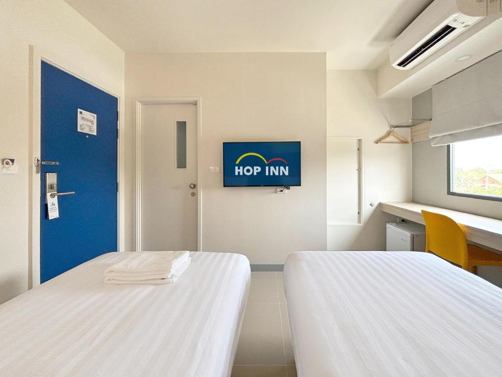 Postel nebo postele na pokoji v ubytování HOP INN Prachuap Khiri Khan