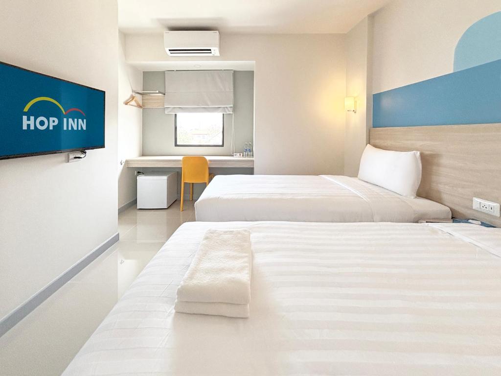 Postel nebo postele na pokoji v ubytování HOP INN Prachuap Khiri Khan
