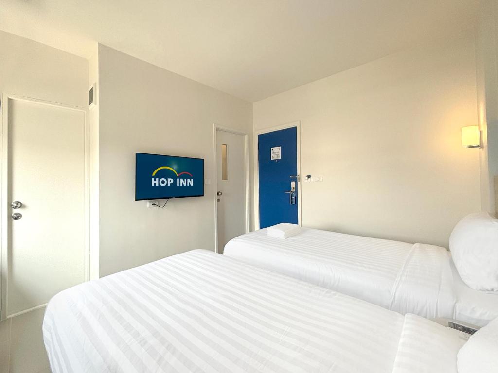 Postel nebo postele na pokoji v ubytování HOP INN Prachuap Khiri Khan