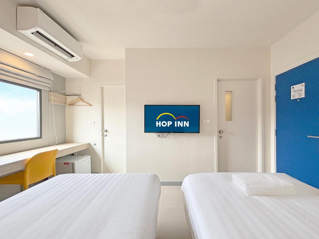Postel nebo postele na pokoji v ubytování HOP INN Prachuap Khiri Khan