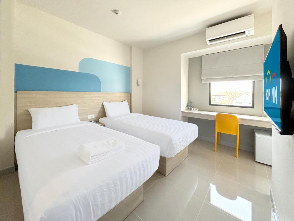 Postel nebo postele na pokoji v ubytování HOP INN Prachuap Khiri Khan