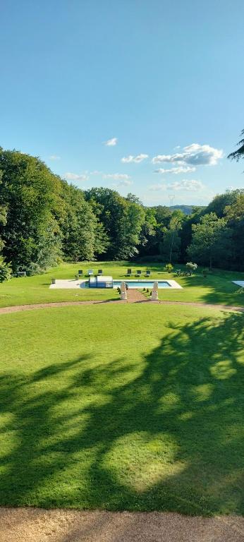 cień drzewa na polu z skateparkiem w obiekcie la tour carrée d'un chateau w mieście Auzouer-en-Touraine