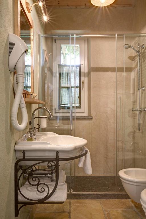 Koupelna v ubytování Olimagio Farm Stay with animals and 25m pool, beach at cycling distance