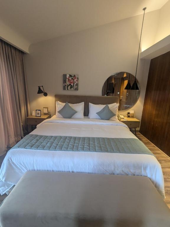Postel nebo postele na pokoji v ubytování Fortune Beach Resort ECR, Chennai - Member ITC Hotels' Group