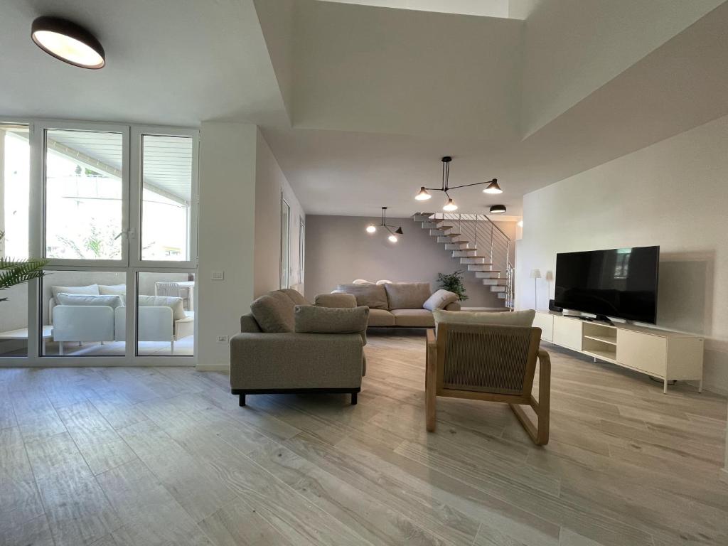 A television and/or entertainment centre at Gli Scogli Luxury Residence Hotel