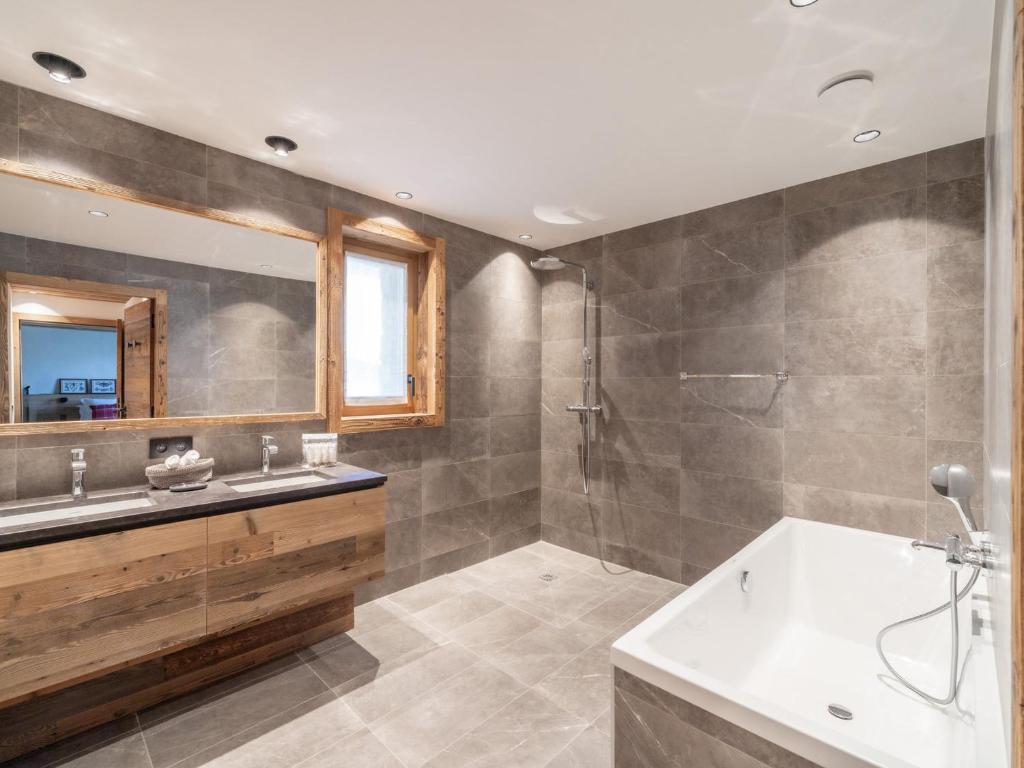 Kúpeľňa v ubytovaní Chalet familial avec SPA et sauna à Courchevel, proche de la télécabine et des commodités. - FR-1-568-36