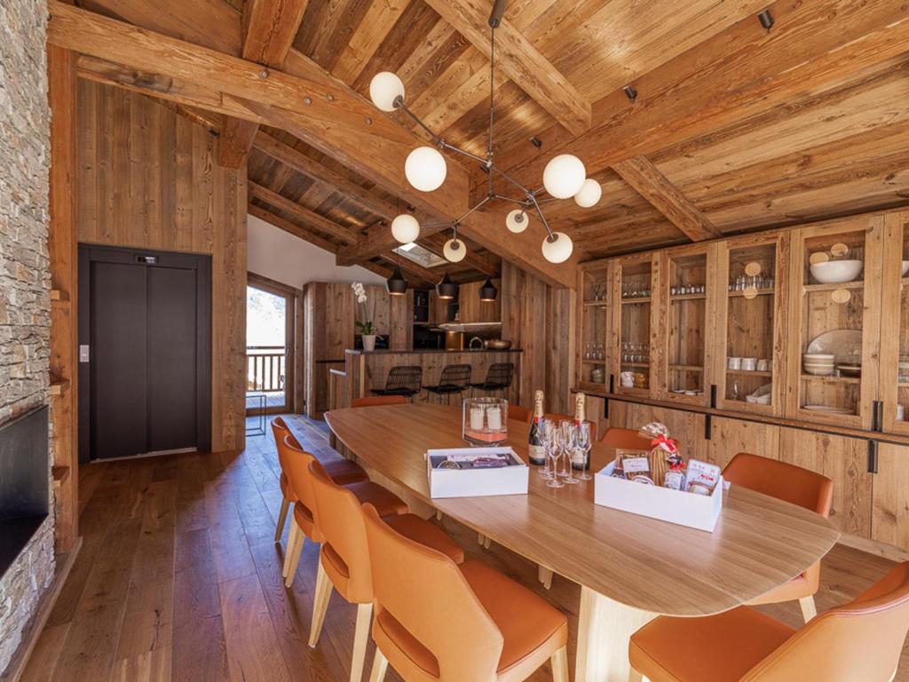 Fotografia z galérie ubytovania Chalet de Luxe avec Piscine et Sauna, Proche des Pistes à Courchevel - FR-1-568-33 v destinácii Courchevel
