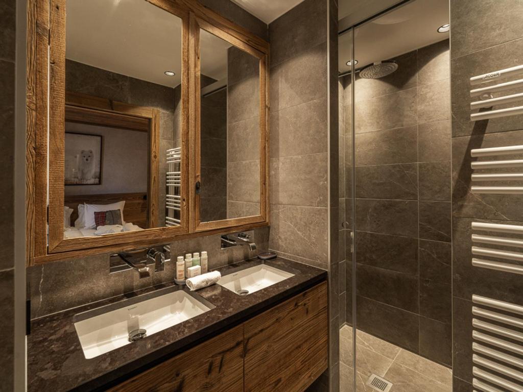 Kúpeľňa v ubytovaní Chalet de Luxe avec Piscine et Sauna, Proche des Pistes à Courchevel - FR-1-568-33