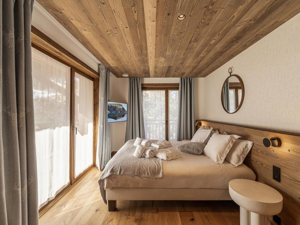 Posteľ alebo postele v izbe v ubytovaní Chalet de Luxe avec Piscine et Sauna, Proche des Pistes à Courchevel - FR-1-568-33