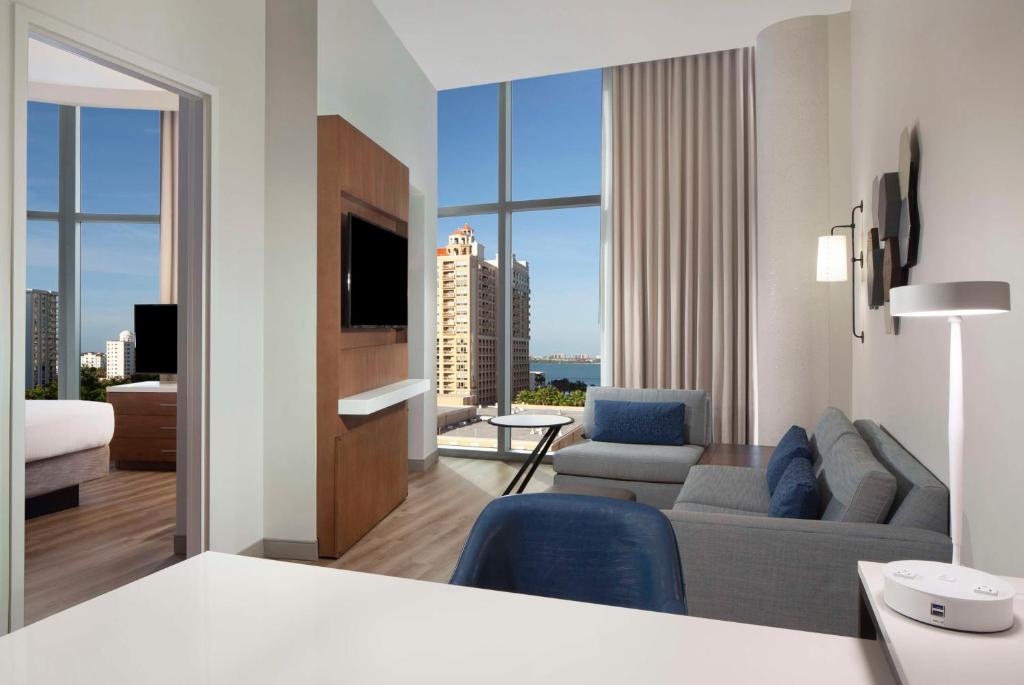 Embassy Suites By Hilton Sarasota - Corner Suite Met Twee Kamers Met Baai Uitzicht