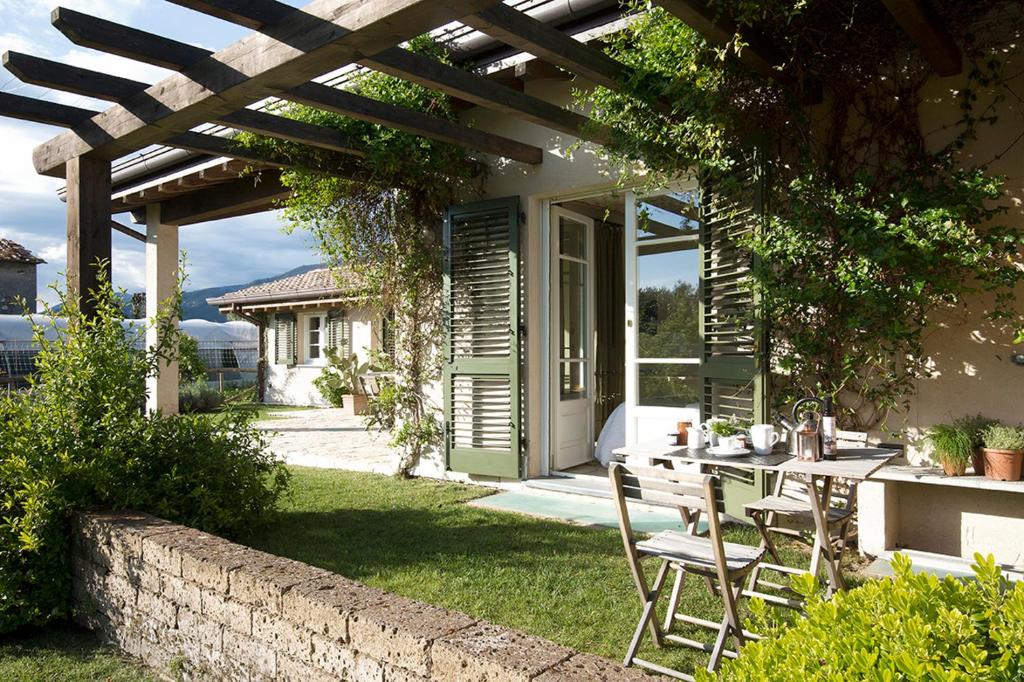 Zahrada ubytování Olimagio Farm Stay with animals and 25m pool, beach at cycling distance