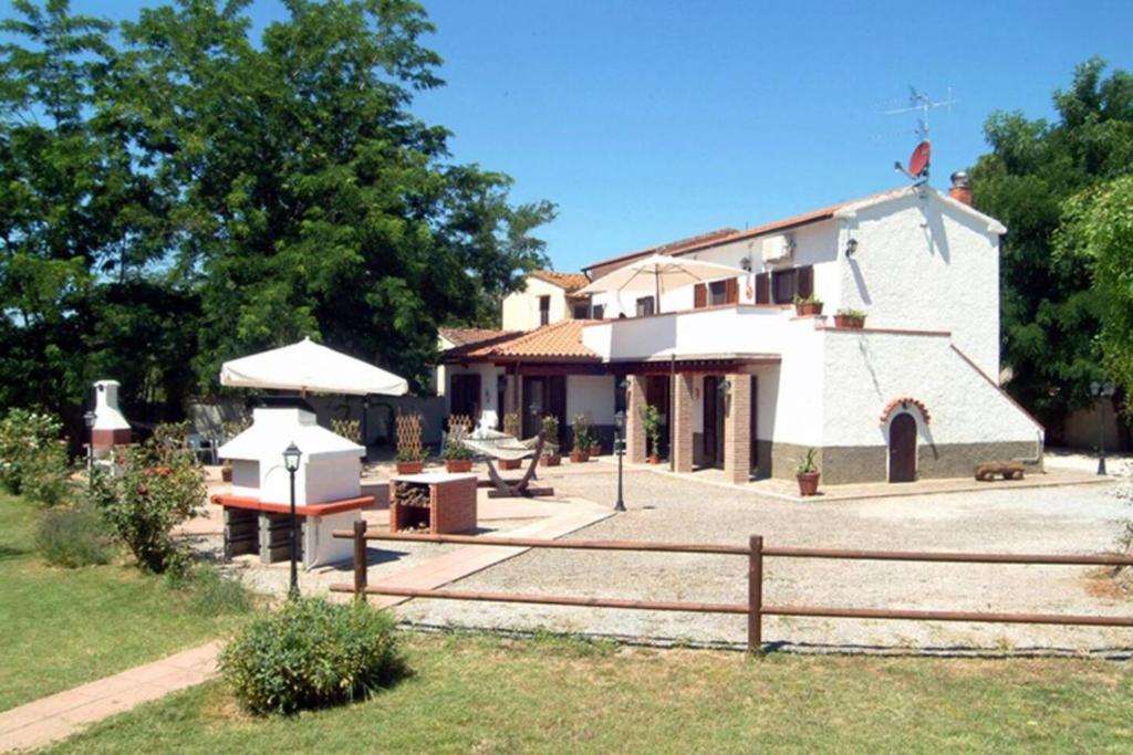 カンピーリア・マリッティマにあるCasale Acquavivaの十字架の小さな白教会