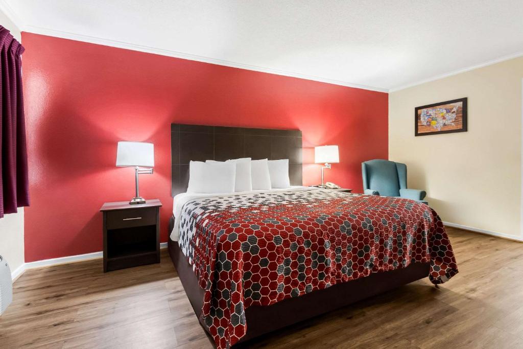 Postel nebo postele na pokoji v ubytování Econo Lodge