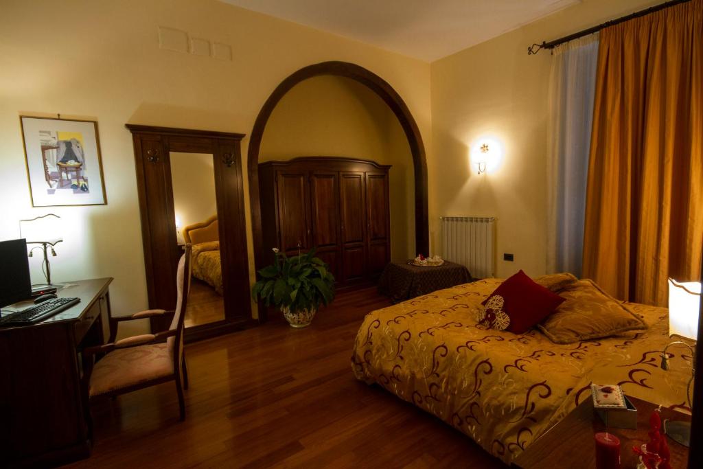 ForchiaにあるCamere al Borgoのベッドルーム(ベッド1台、大きな鏡付)