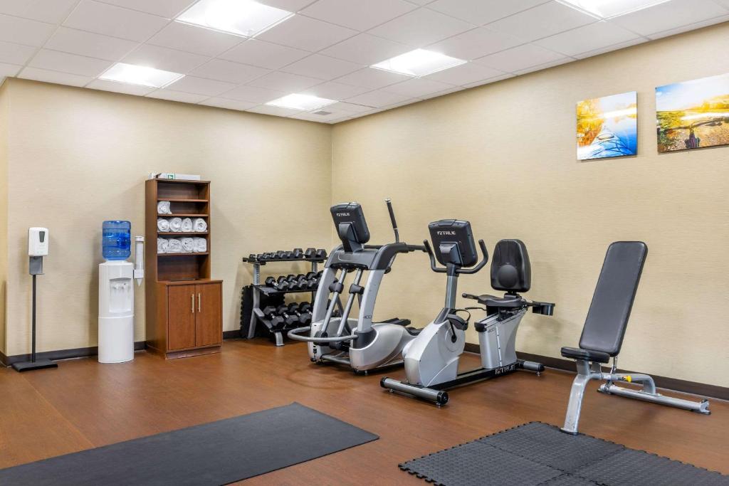 Comfort Inn & Suites At CrossPlex Village photo