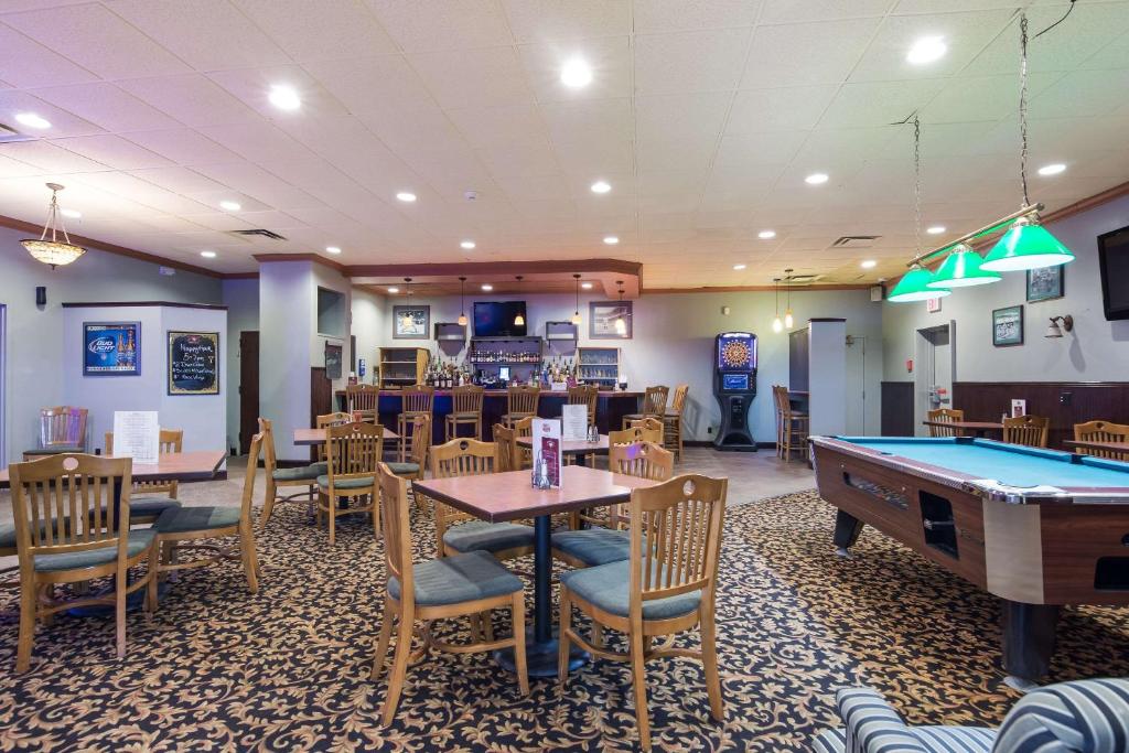 Biliár nebo kulečník v ubytování Quality Inn Oneonta Cooperstown Area