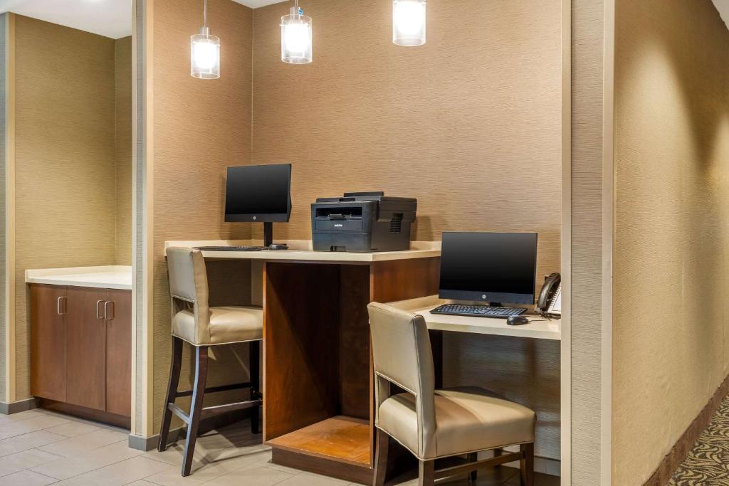 Comfort Inn & Suites At CrossPlex Village photo