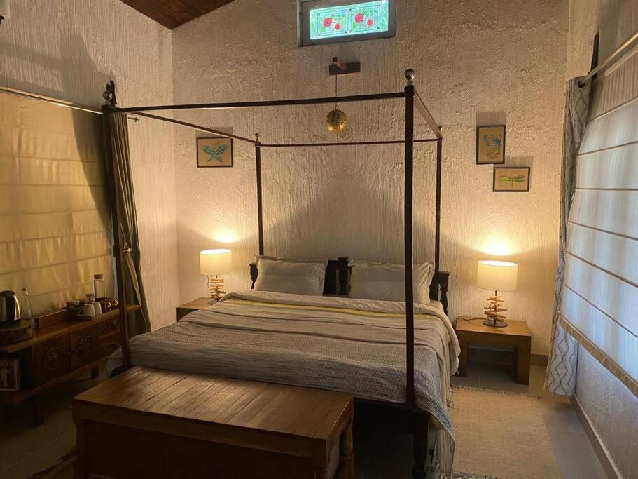 Postel nebo postele na pokoji v ubytování Rustic Home by Farms & Jungle - Entire Cottage