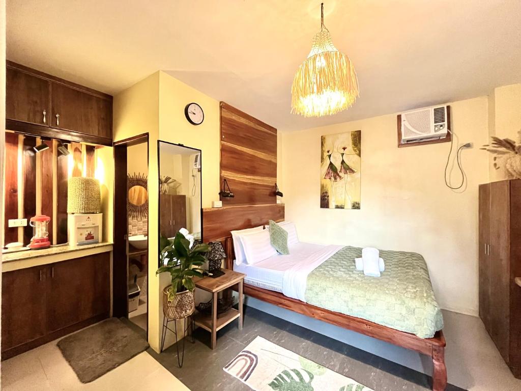 Postel nebo postele na pokoji v ubytování Cozy Bungalow Dua with AC and Generator in General Luna