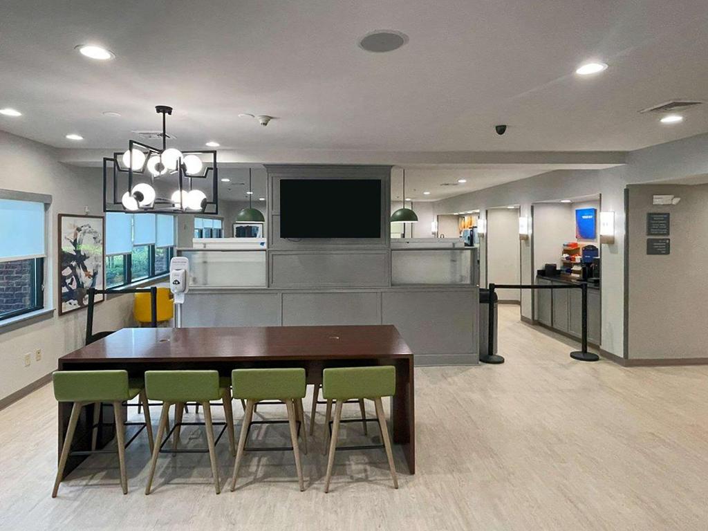 Holiday Inn Express Hotel and Suites Mobile West