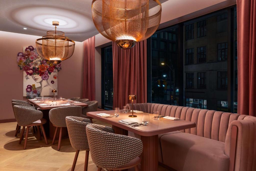 Revery Toronto Downtown, Curio Collection by Hilton - Resim 16