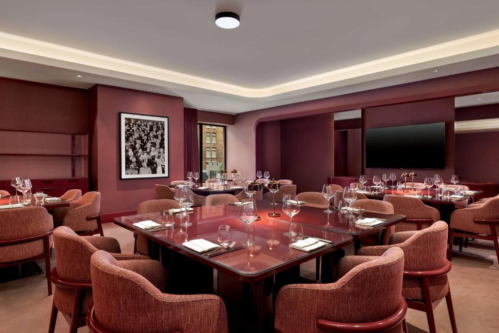 Revery Toronto Downtown, Curio Collection by Hilton - Resim 24