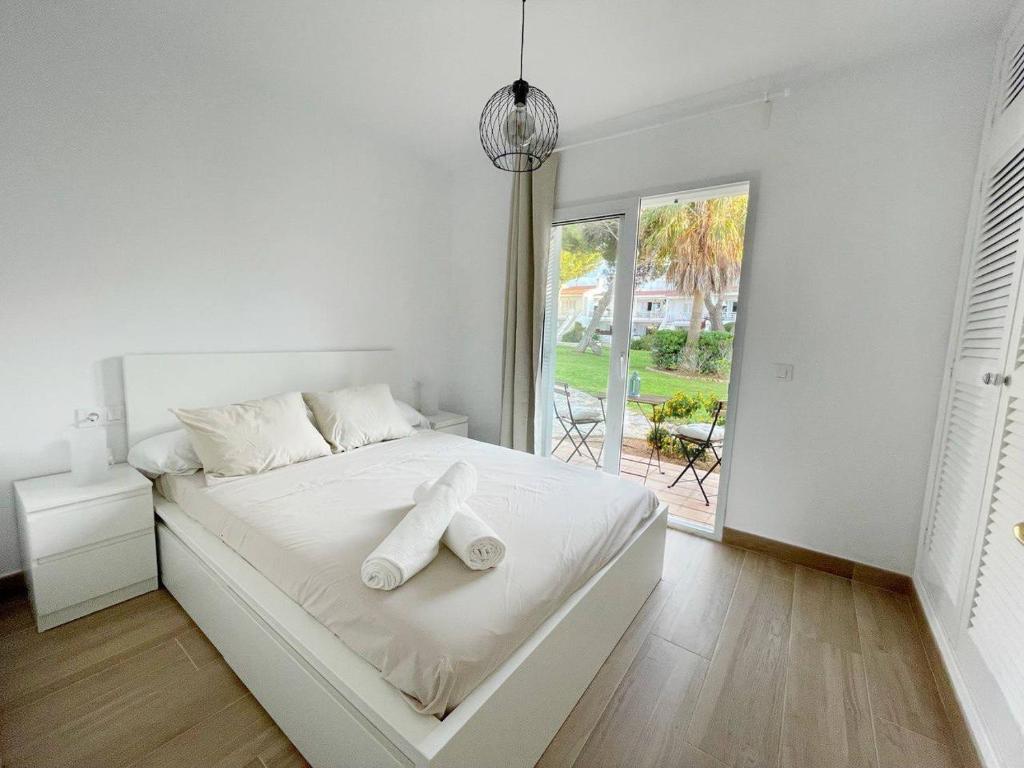 Łóżko lub łóżka w pokoju w obiekcie Apartamento Lia en Port Addaia, piscina y barbacoa, perfecto para vacaciones