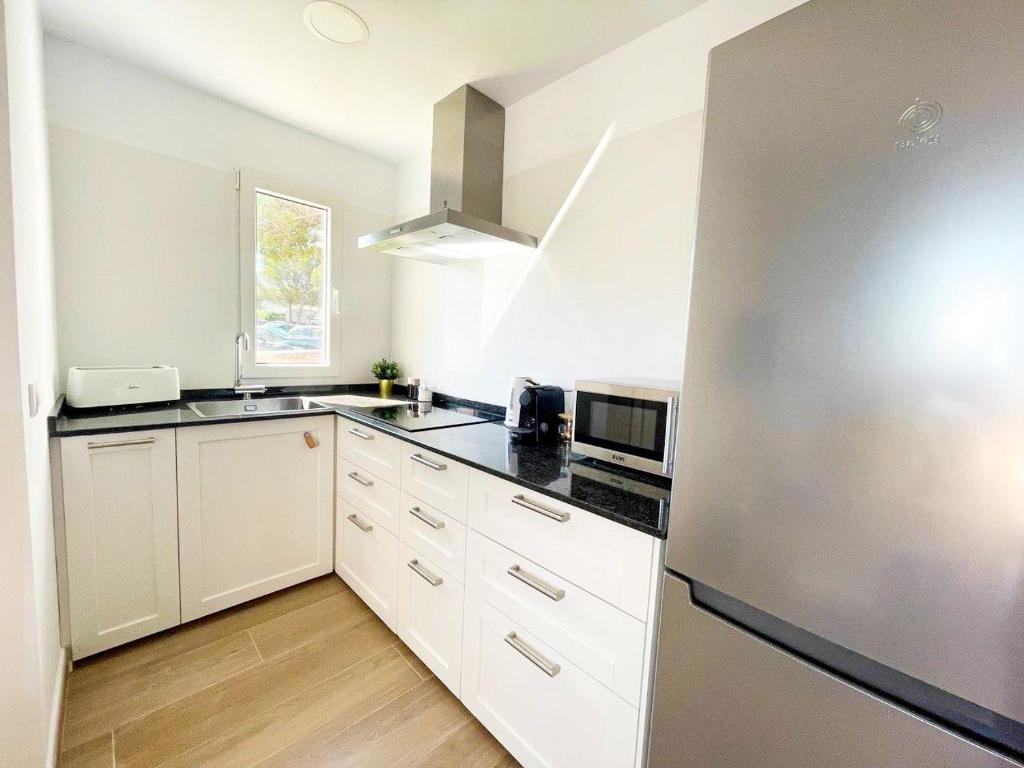 Kuchnia lub aneks kuchenny w obiekcie Apartamento Lia en Port Addaia, piscina y barbacoa, perfecto para vacaciones