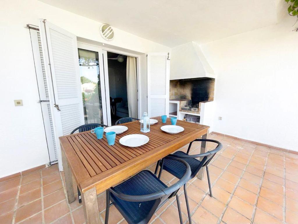 Telewizja i/lub zestaw kina domowego w obiekcie Apartamento Lia en Port Addaia, piscina y barbacoa, perfecto para vacaciones