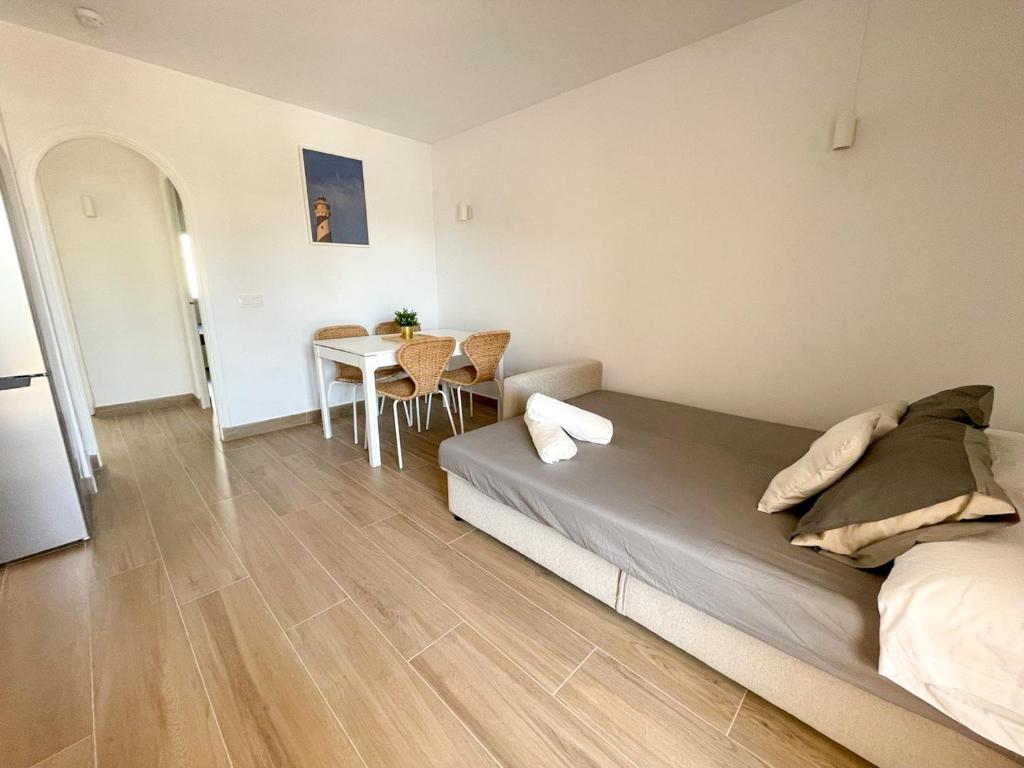 Łóżko lub łóżka w pokoju w obiekcie Apartamento Lia en Port Addaia, piscina y barbacoa, perfecto para vacaciones