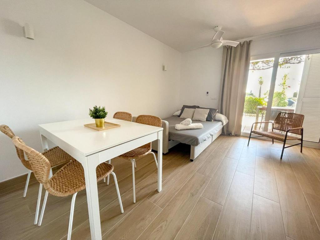 Łóżko lub łóżka w pokoju w obiekcie Apartamento Lia en Port Addaia, piscina y barbacoa, perfecto para vacaciones