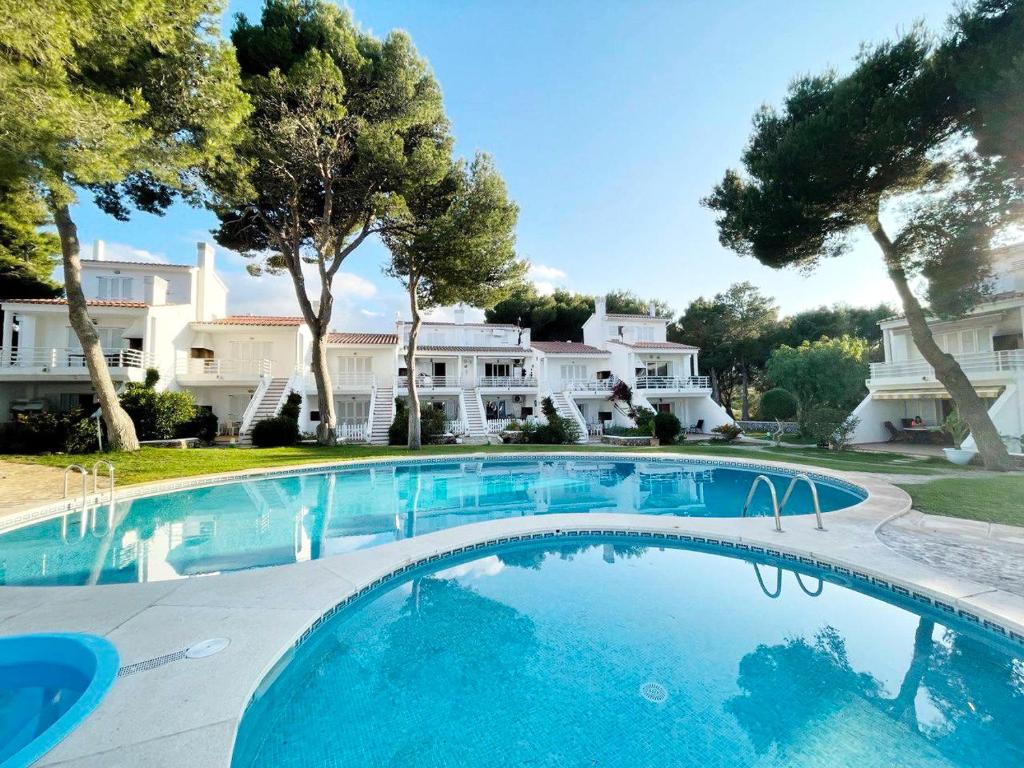 duży basen przed domem w obiekcie Apartamento Lia en Port Addaia, piscina y barbacoa, perfecto para vacaciones w mieście Port d'Addaia