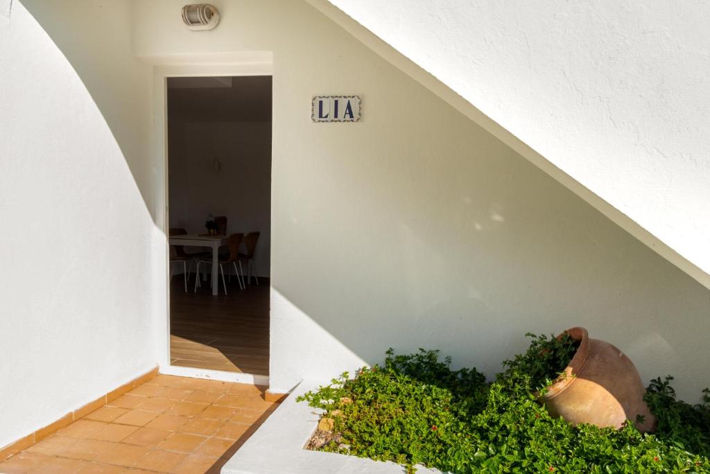 korytarz ze schodami i roślinami w domu w obiekcie Apartamento Lia en Port Addaia, piscina y barbacoa, perfecto para vacaciones w mieście Port d'Addaia