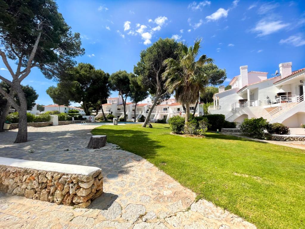 Ogród w obiekcie Apartamento Lia en Port Addaia, piscina y barbacoa, perfecto para vacaciones