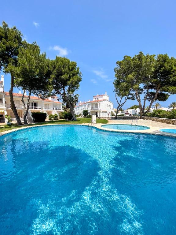 Basen w obiekcie Apartamento Lia en Port Addaia, piscina y barbacoa, perfecto para vacaciones lub w pobliżu