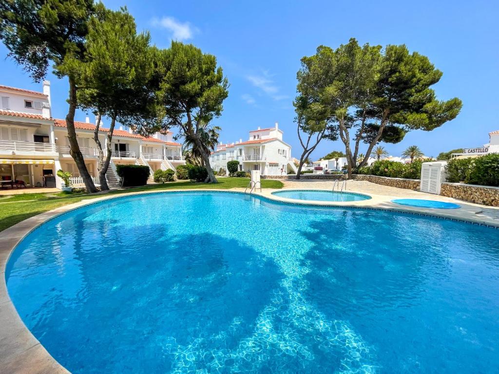 Basen w obiekcie Apartamento Lia en Port Addaia, piscina y barbacoa, perfecto para vacaciones lub w pobliżu