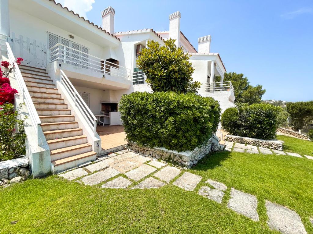Ogród w obiekcie Apartamento Lia en Port Addaia, piscina y barbacoa, perfecto para vacaciones