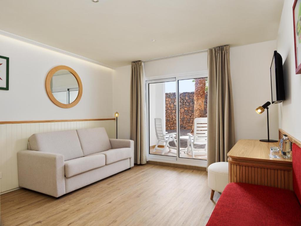 TV a/nebo společenská místnost v ubytování Boutique Hotel H10 White Suites - Adults Only