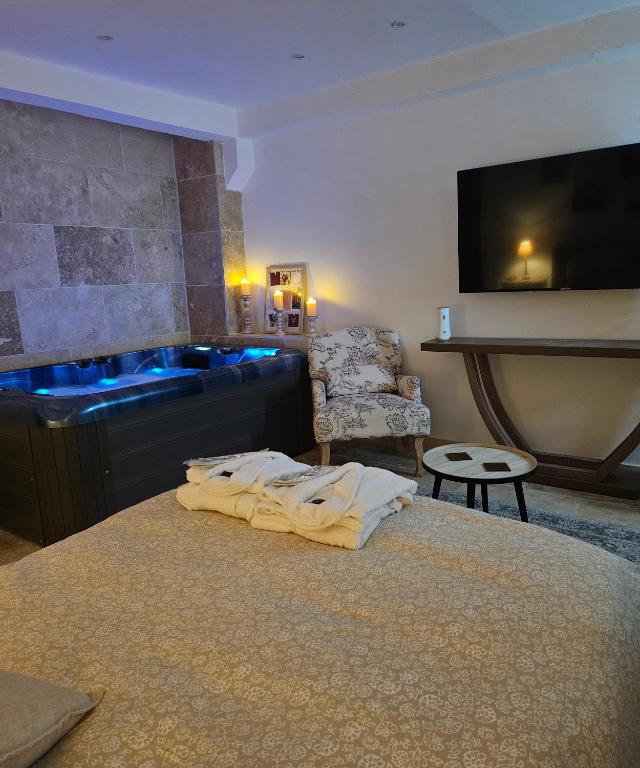 une chambre d'hôtel avec un lit et un canapé dans l'établissement Love room Cassis, à Cassis