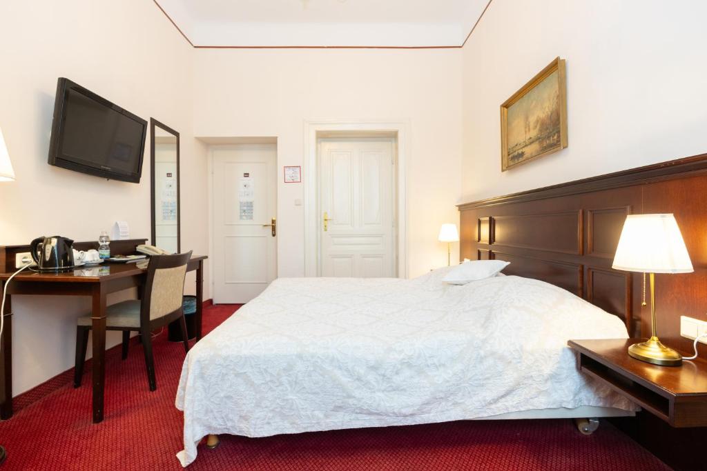 Hotel Viktoria Schönbrunn - Deluxe Double Room (2 Adults + 1 Child)