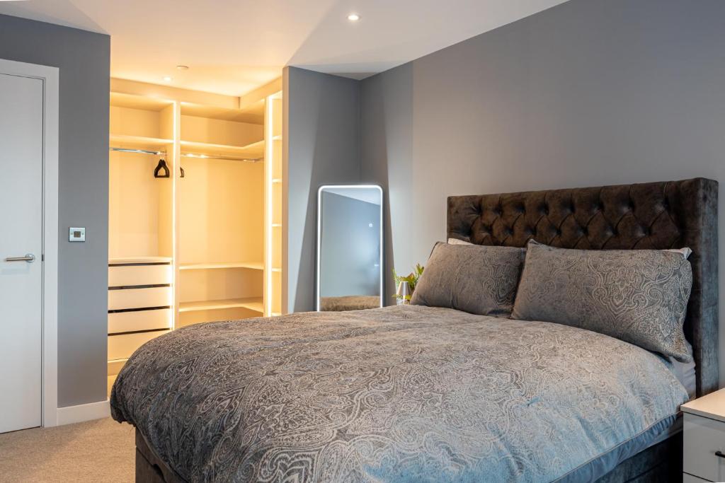 a bedroom with a large bed and a mirror at City Centre Luxury Apartment In Deansgate in Manchester