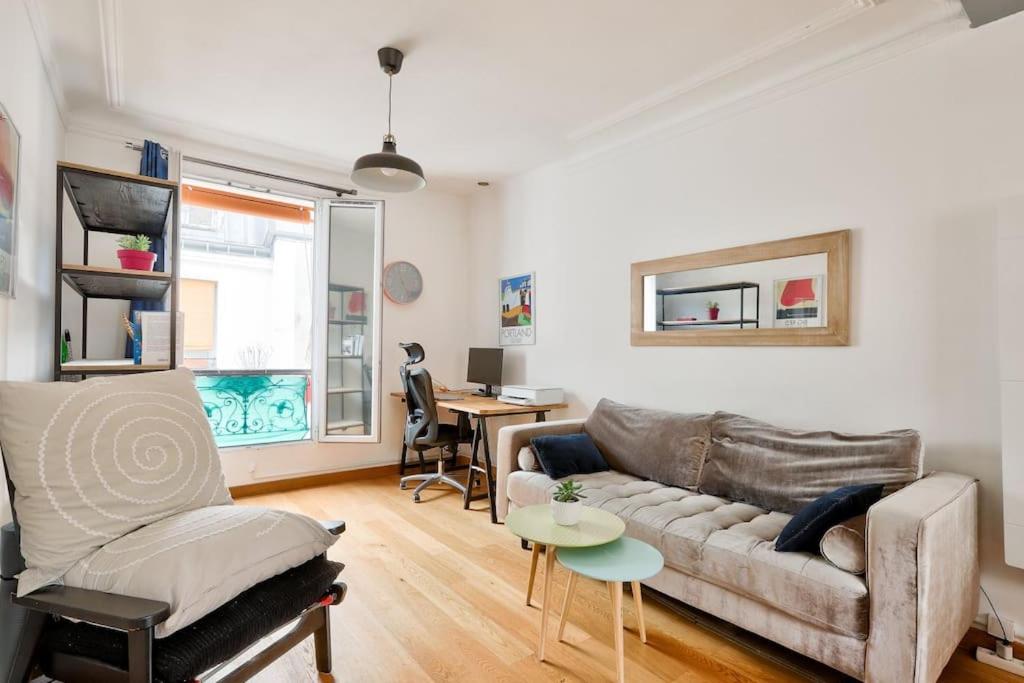 un salon avec un canapé et une table dans l'établissement Superb T2 bien équipé proche du Canal Saint-Martin, à Paris