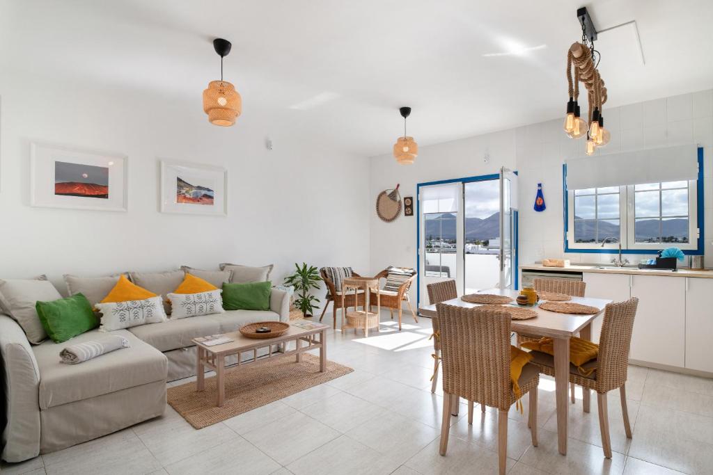 un salon avec un canapé et une table dans l'établissement Atlantic Soul, à Playa Blanca