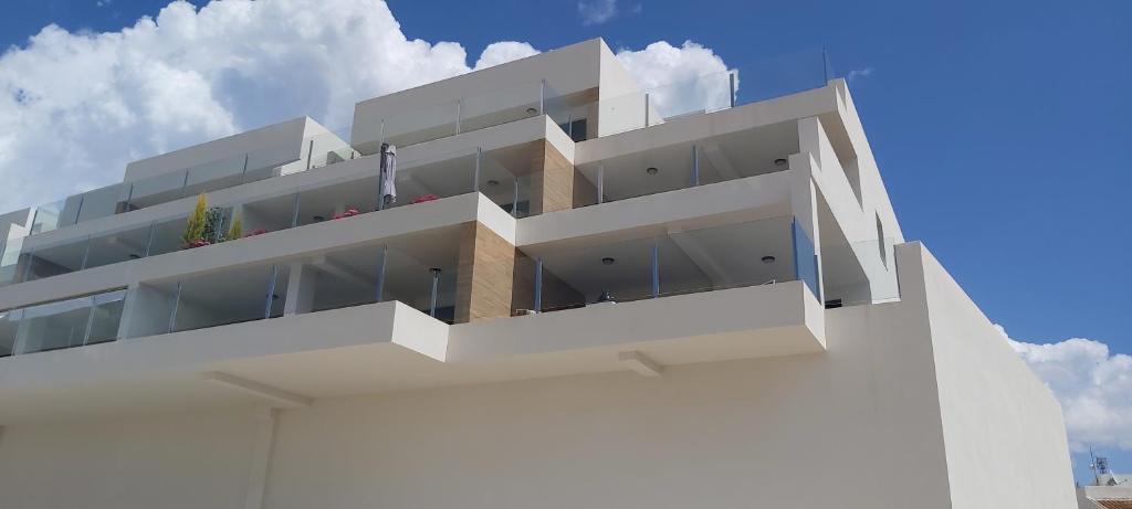 a white building with a sky in the background at Appartement VillaCosta in Orihuela