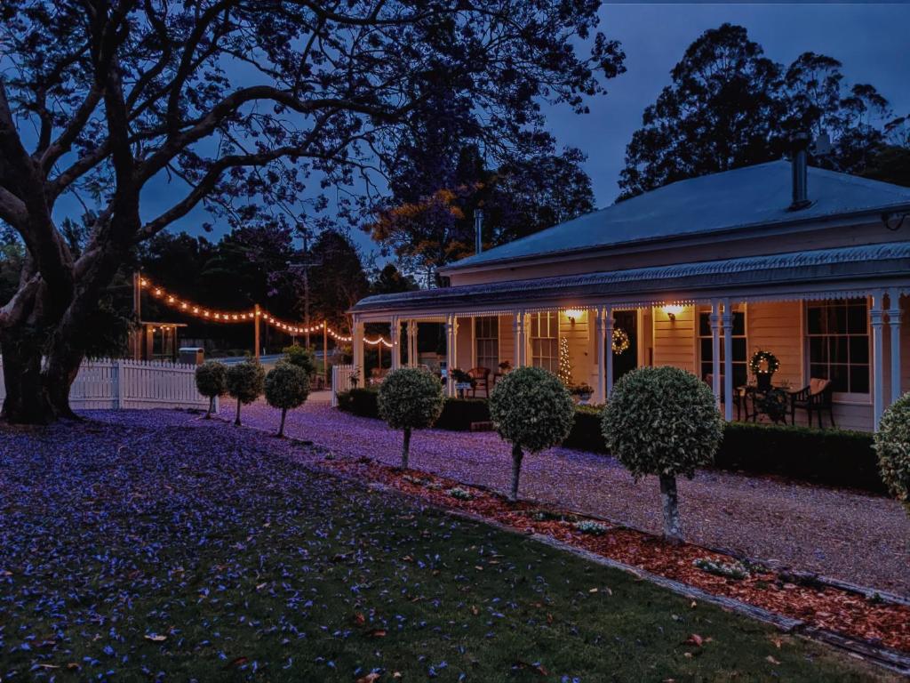 una casa illuminata di notte con luci di WinterGreen Manor at Maleny a Maleny