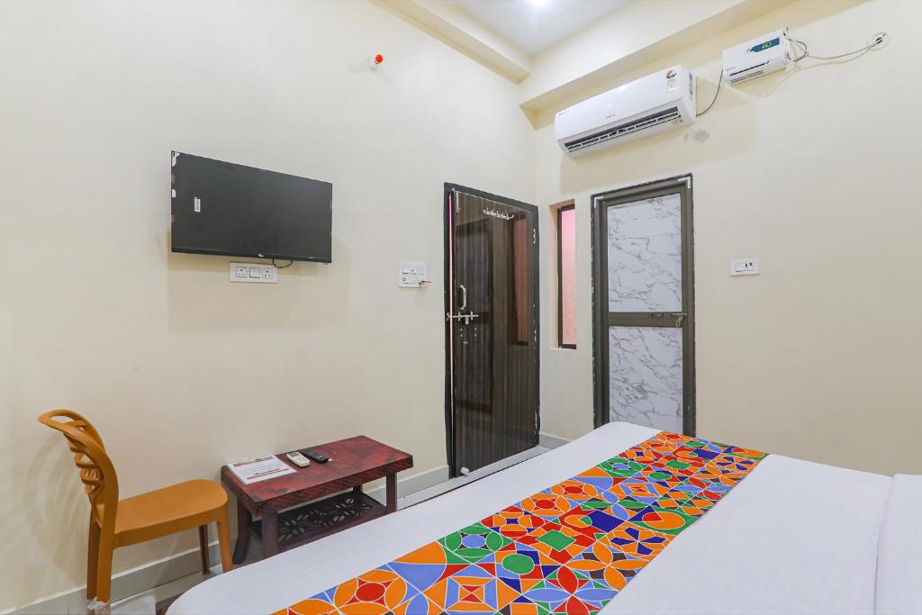Camera con 2 Letti, tavolo e TV di FabExpress Saryu a Ayodhya